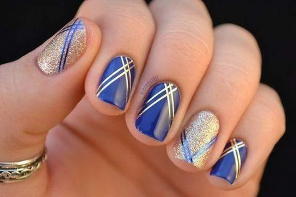 Маникюр с полосками лентами