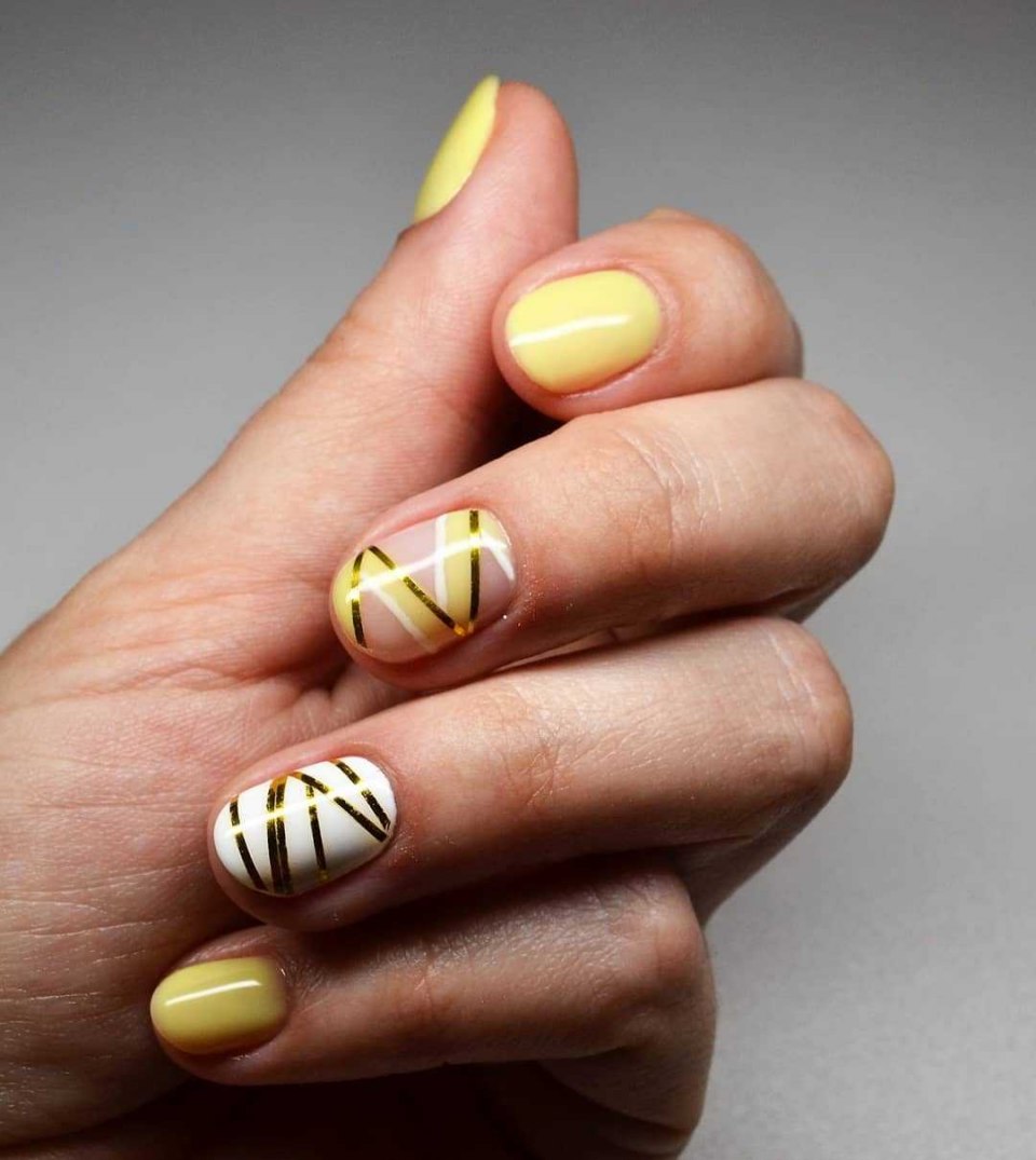 Маникюр с полоской из камней