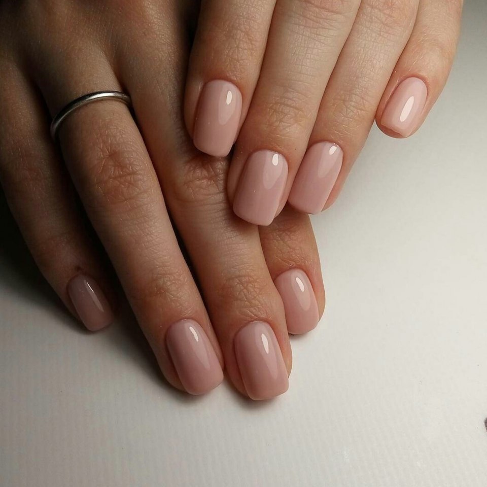 Френч молочного цвета на острые ногти