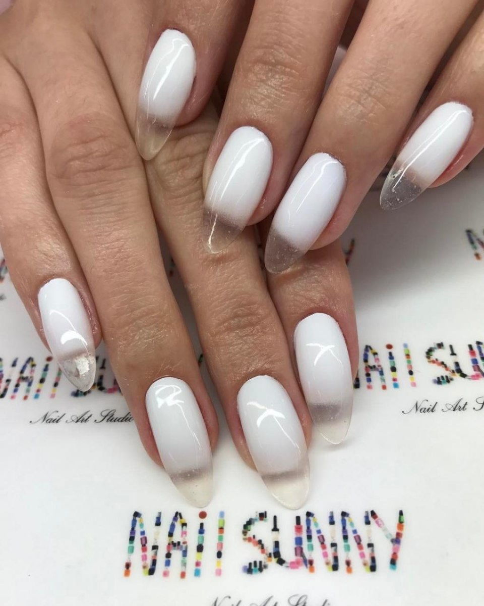 Молочный маникюр на короткие ногти