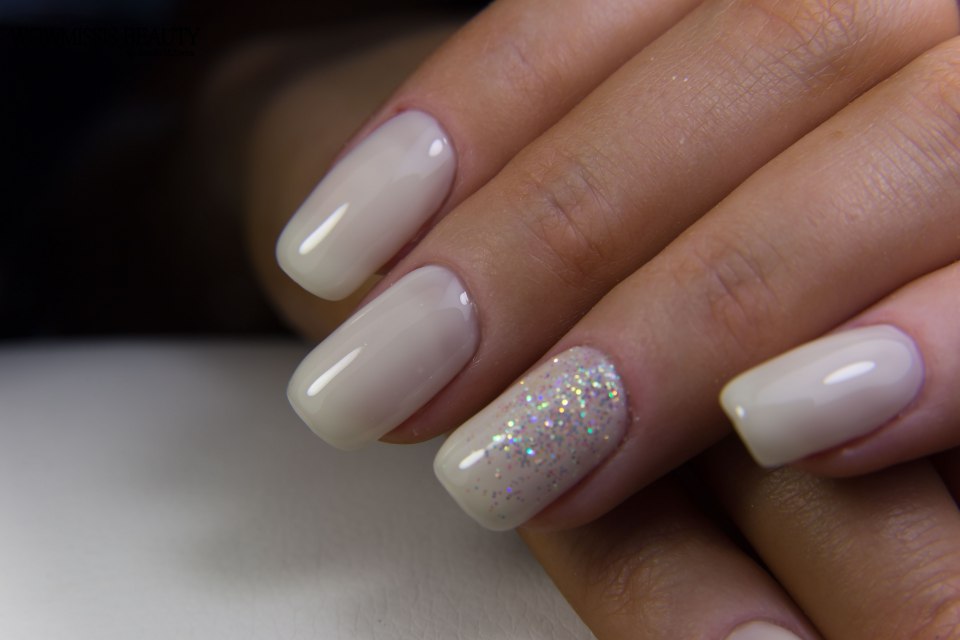 Молочный маникюр с блестками