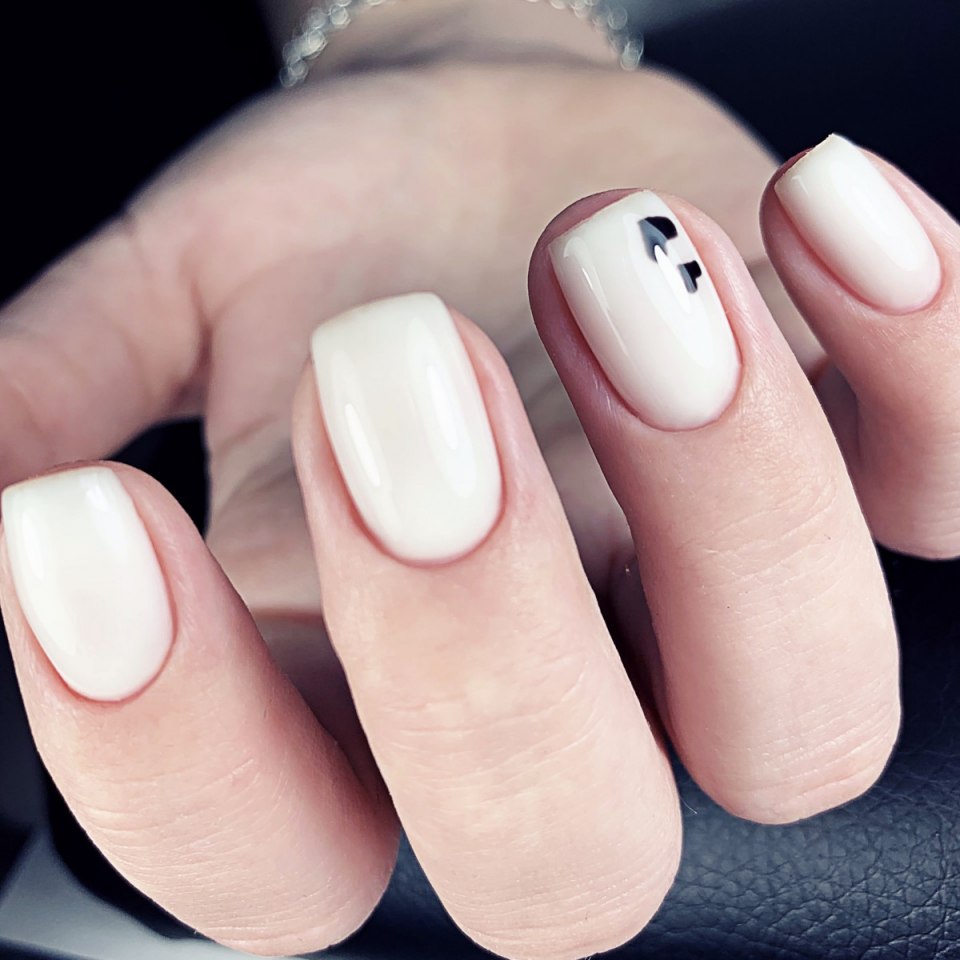 Молочный маникюр на короткие