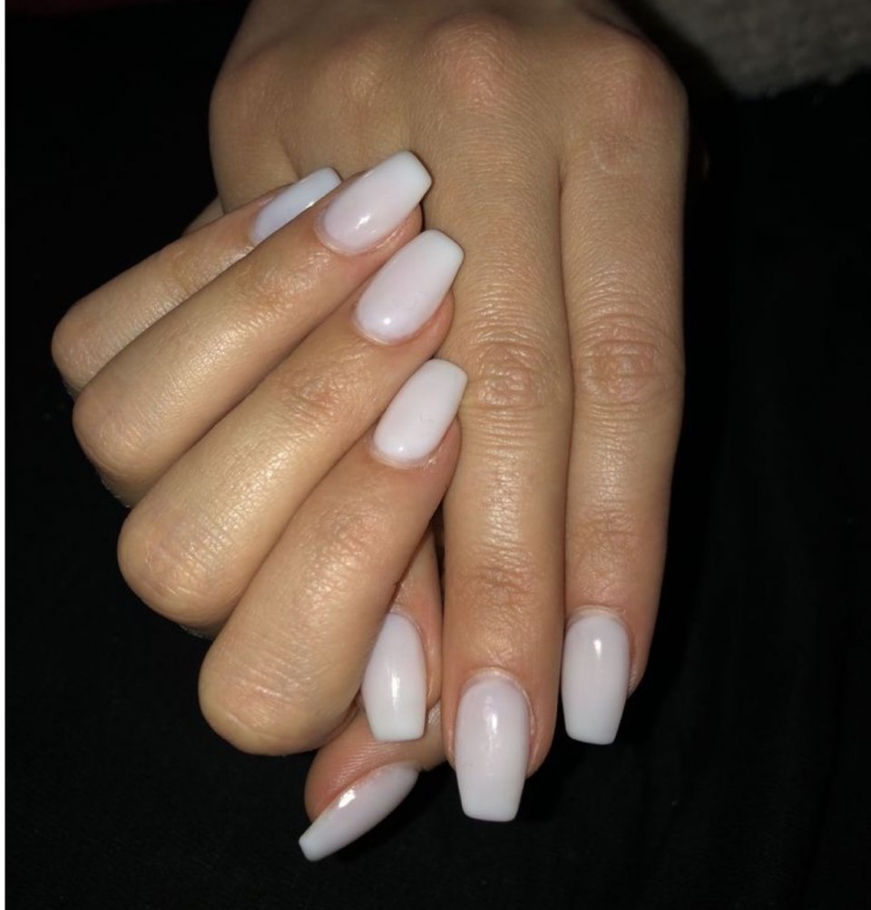 Молочный маникюр с полосками