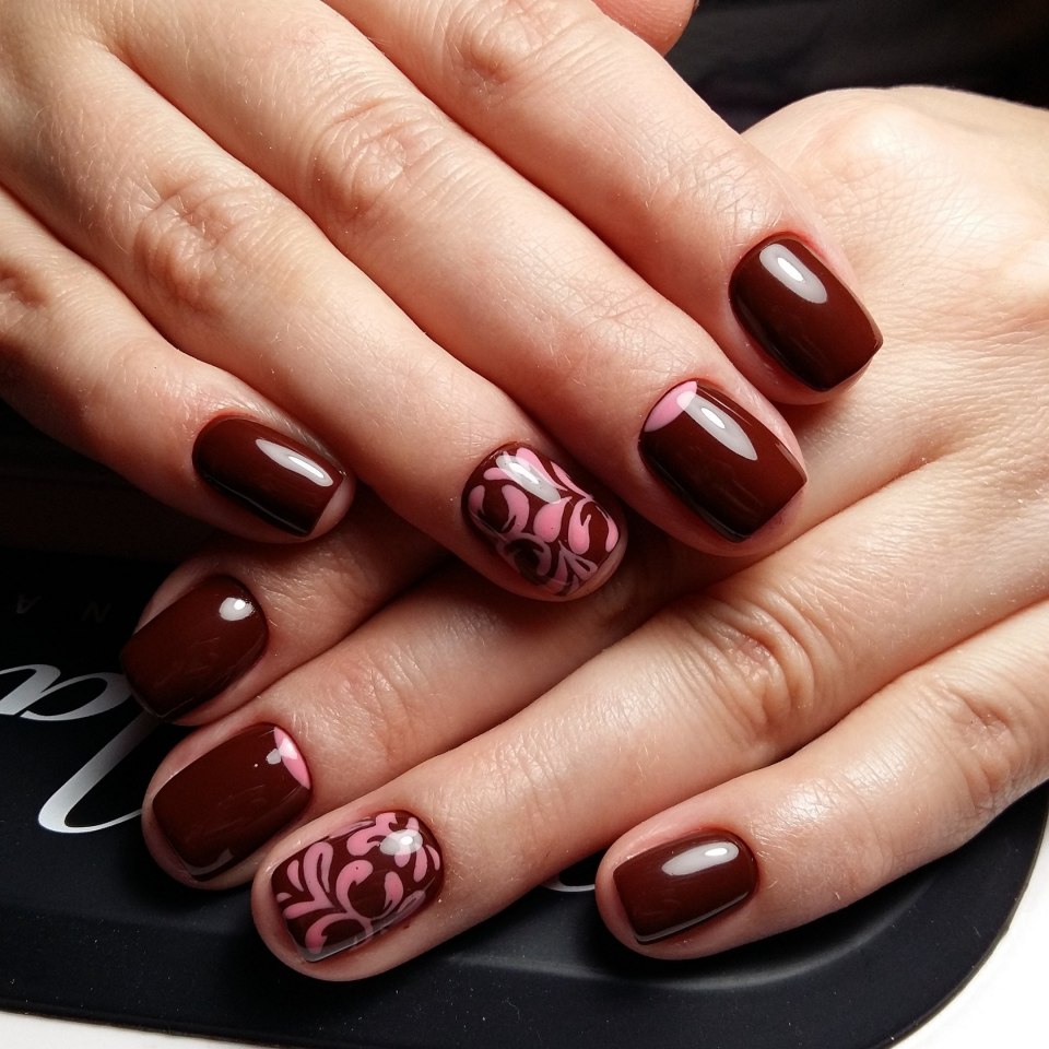 Красивый бордовый маникюр