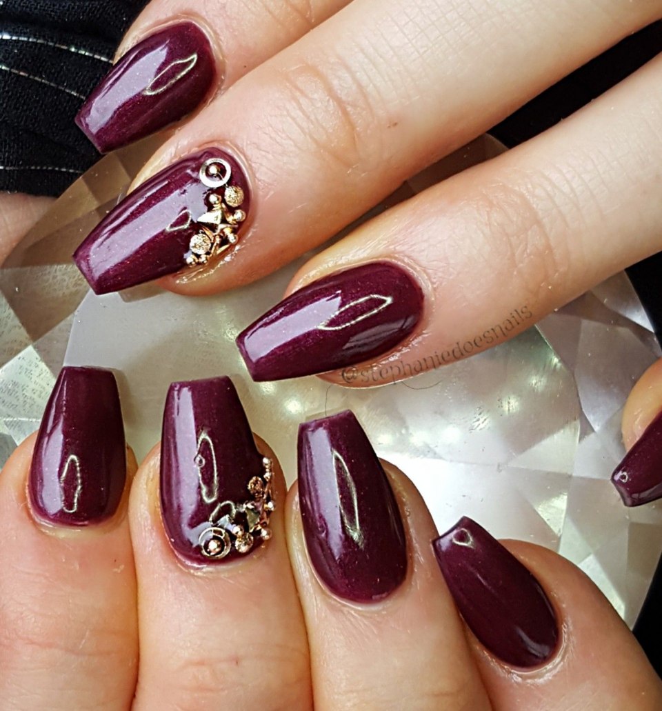 Бордовые ногти с белым узором