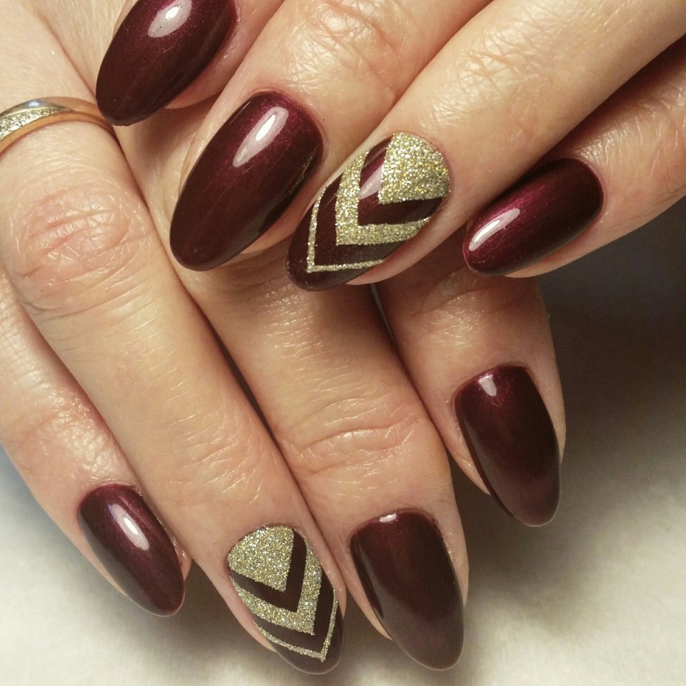 Маникюр бордовый с черным