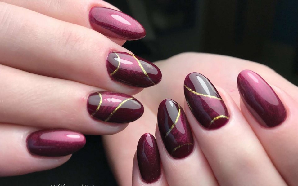 Бордовый маникюр с цветочками