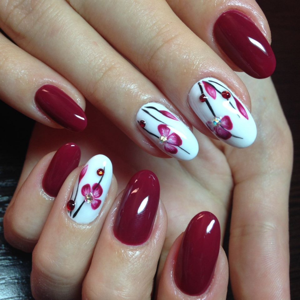 Весенний маникюр бордовый