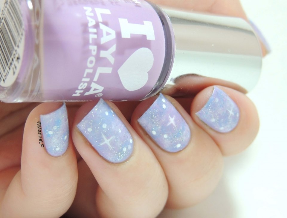 Маникюр в пастельных тонах со звёздами