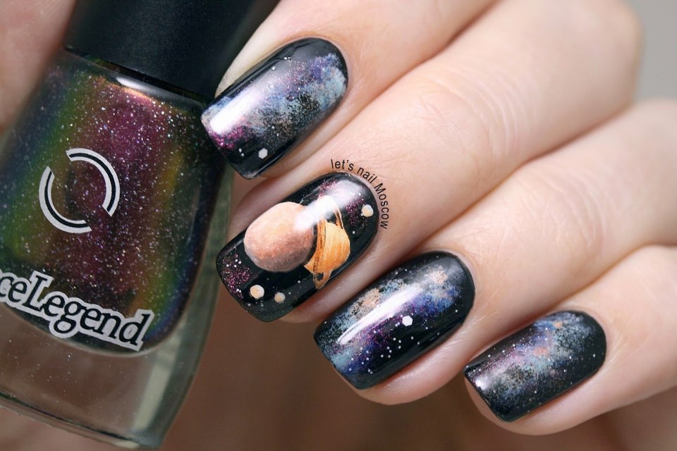 Маникюр космический современный