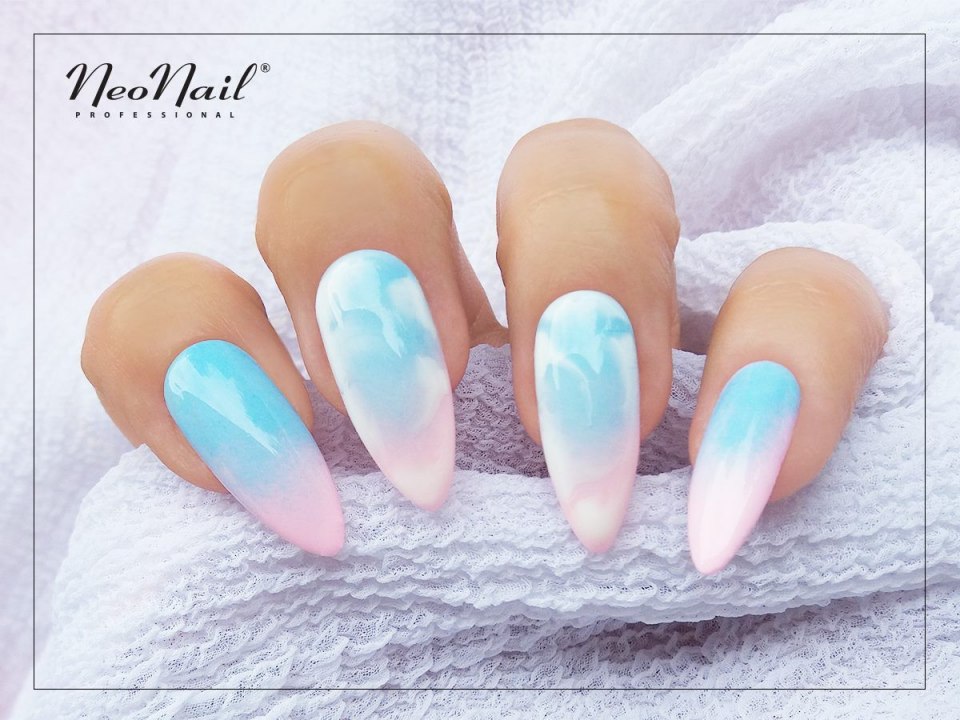Женская кисть ногти пастель