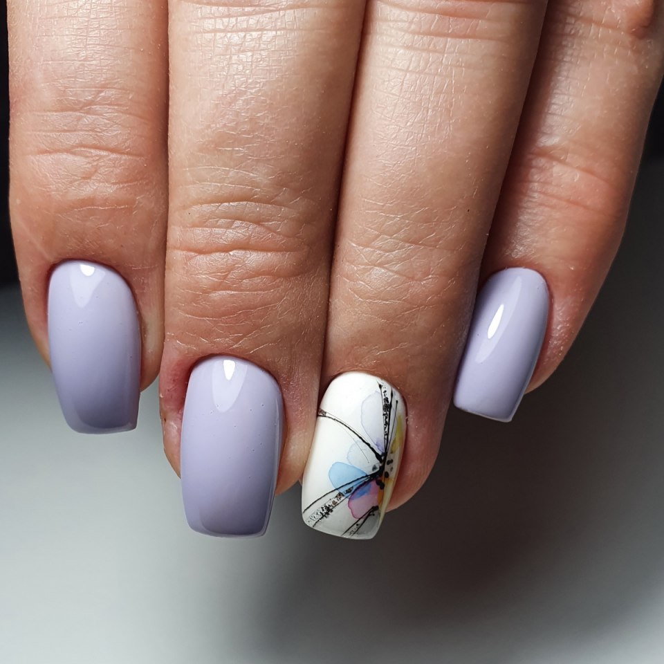 Нежный маникюр с веточкой