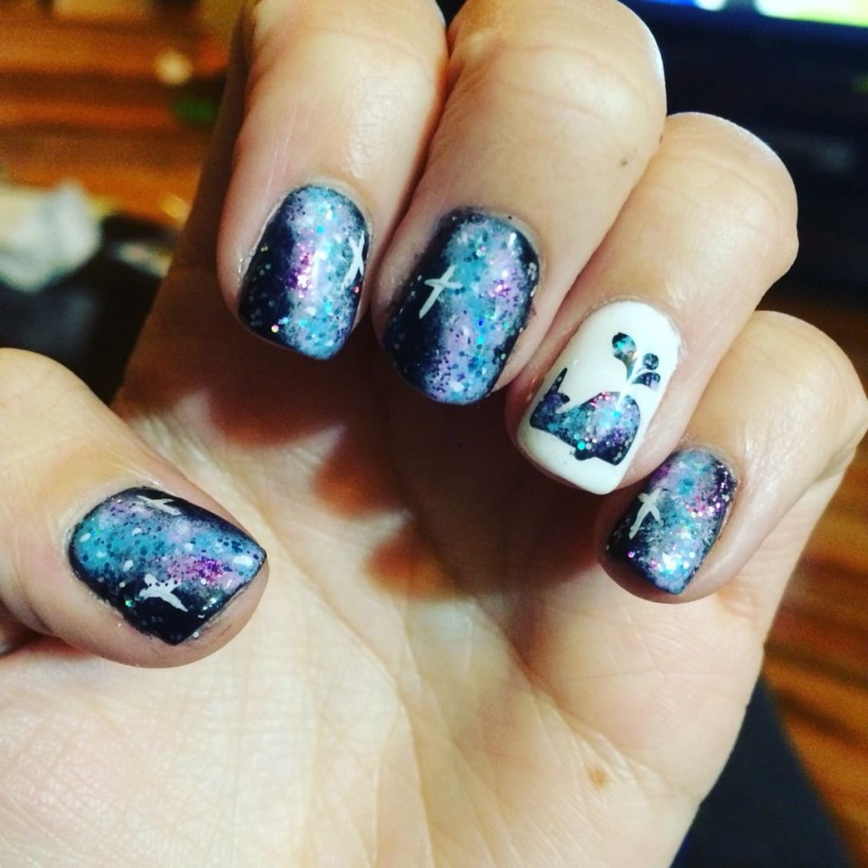 Маникюр в пастельных тонах с рисунком и блестками