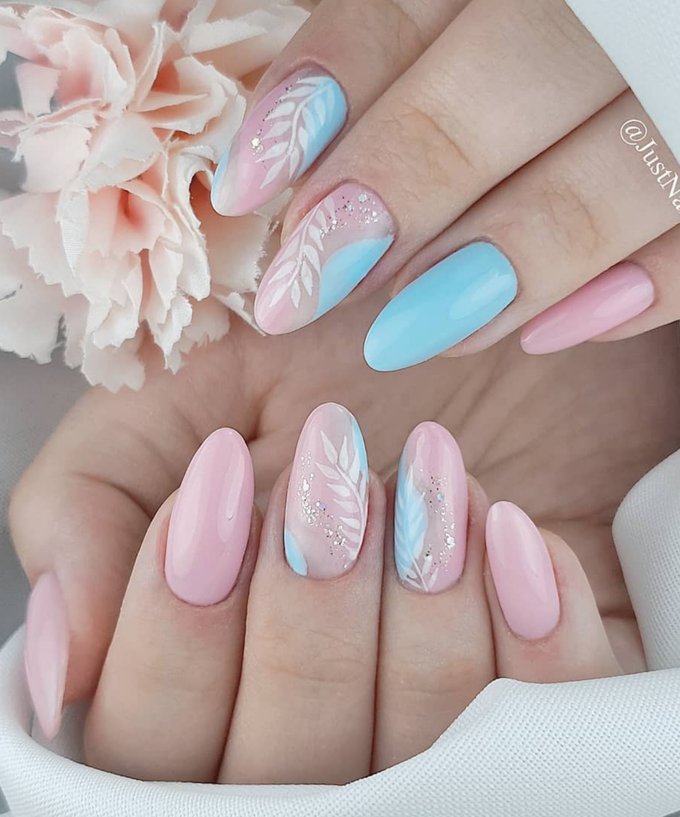 Нежно голубой маникюр миндаль