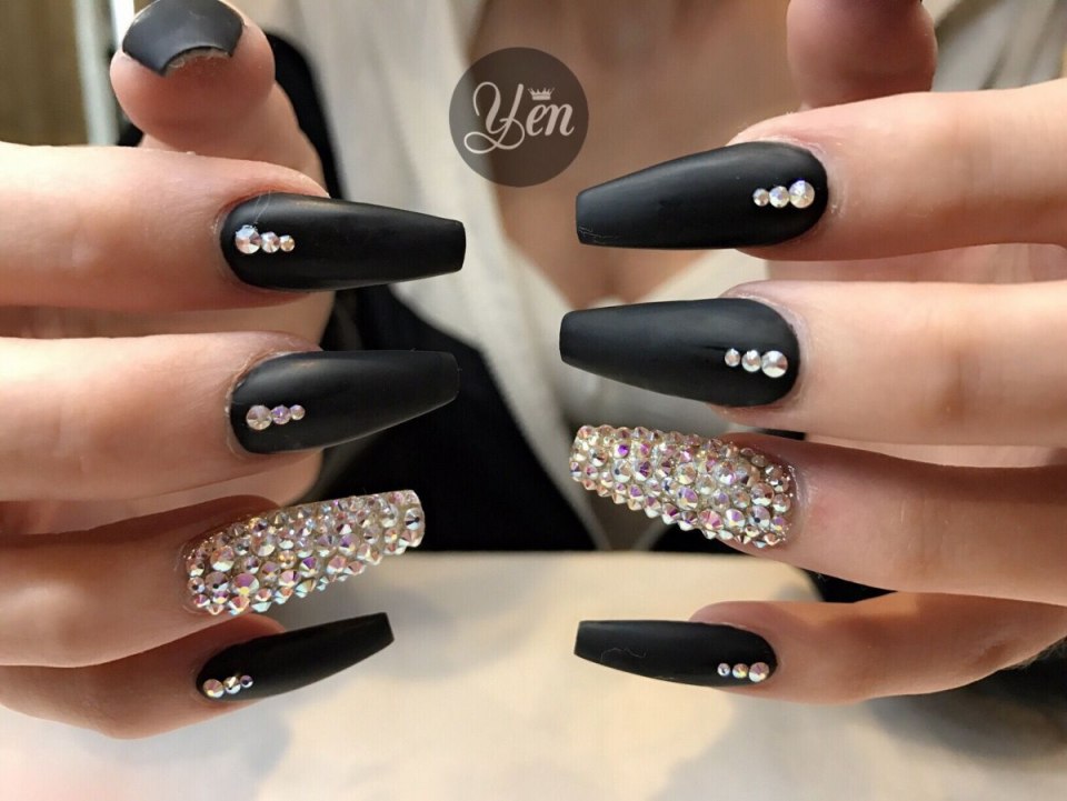 Длинные черные матовые ногти со стразами