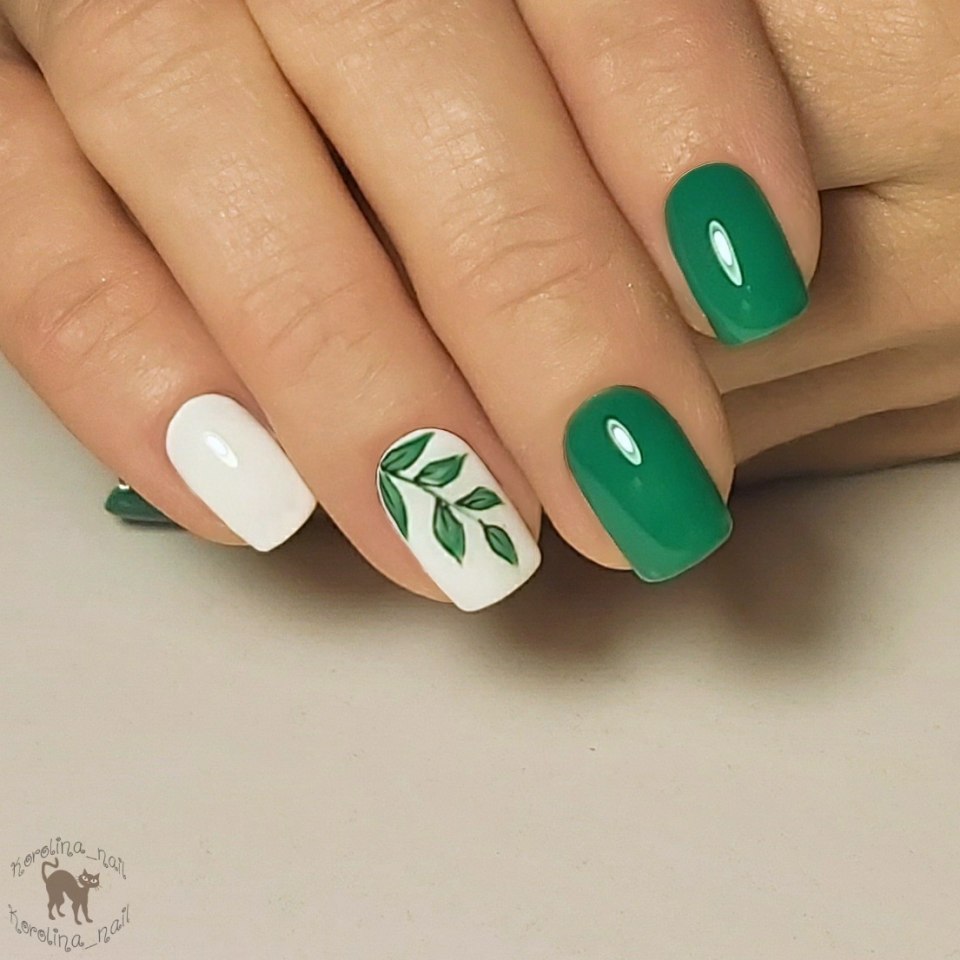 Ногти зелёные с белым