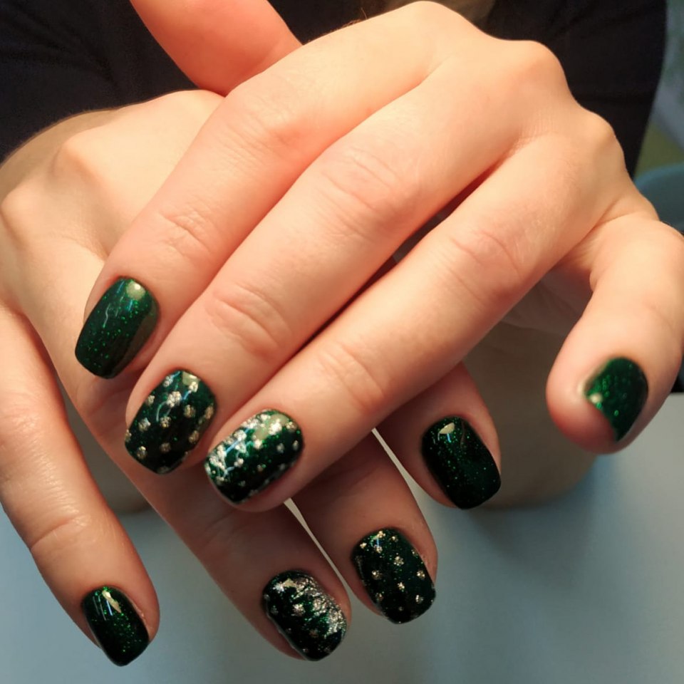 Ногти светло зеленого цвета