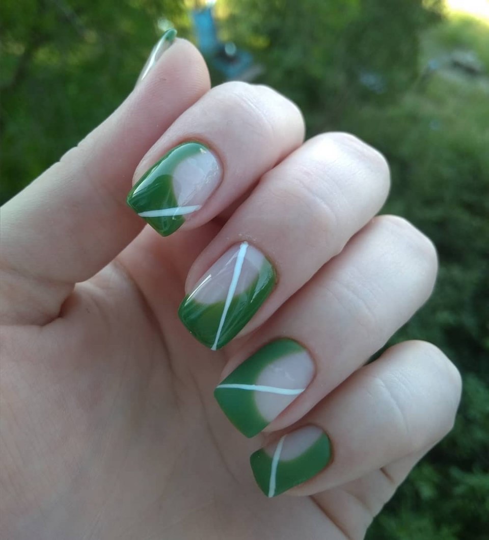 Зеленые ногти с лунками
