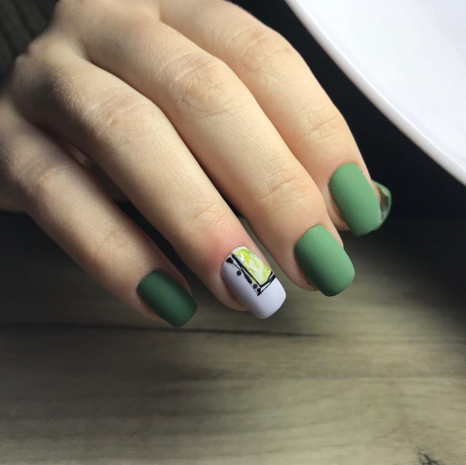 Салатовый матовый маникюр