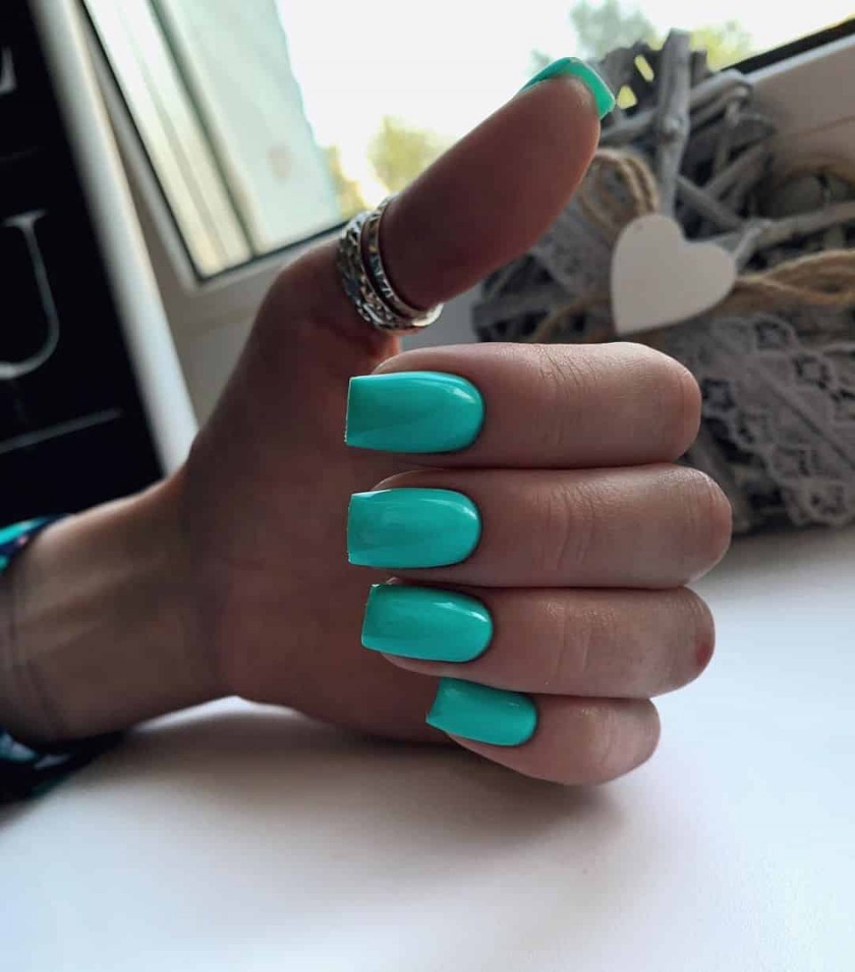 Зелёный маникюр на короткие ногти