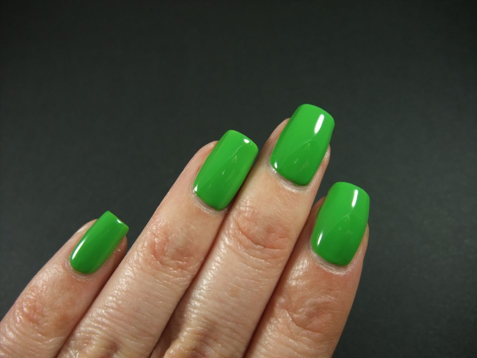 Зеленая геометрия на ногтях