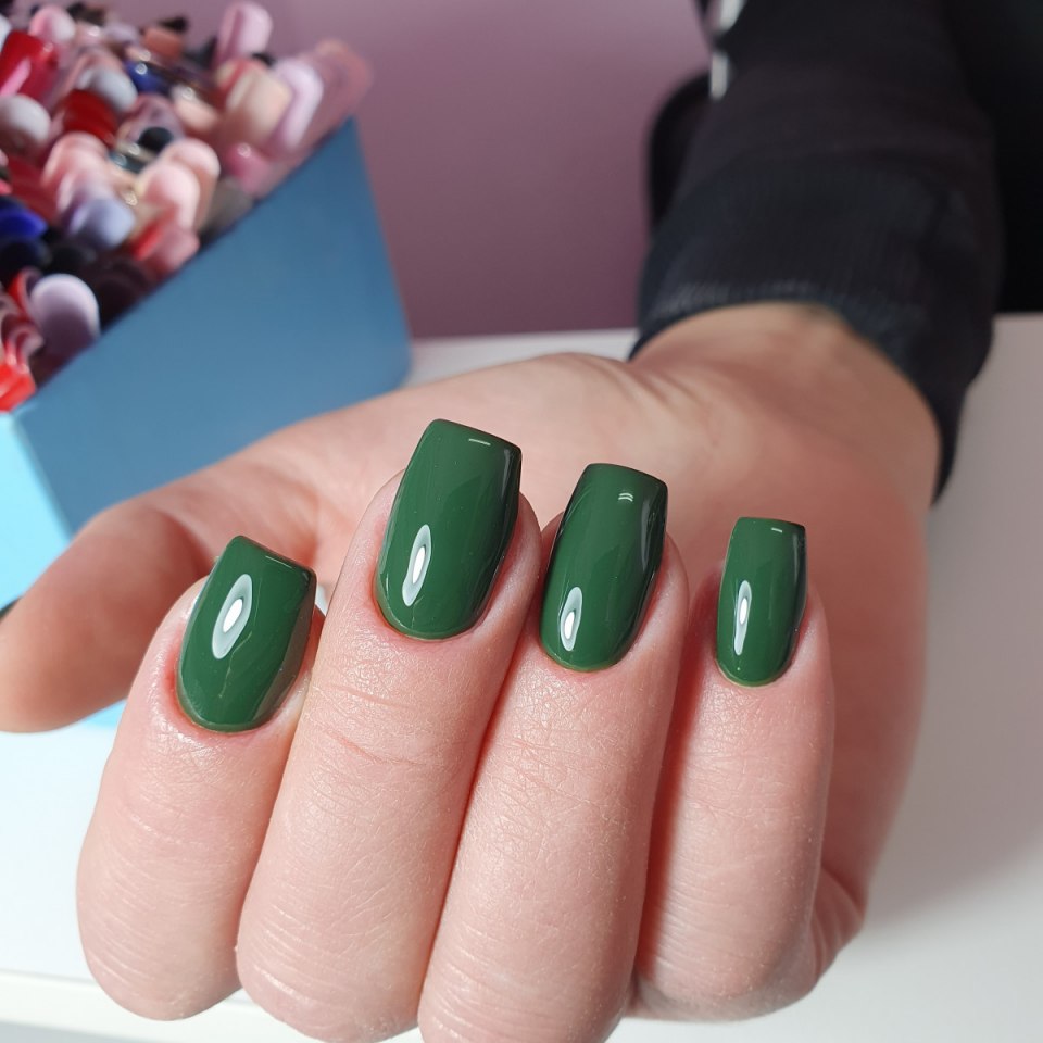 Яркий маникюр 2021 на короткие ногти квадратные