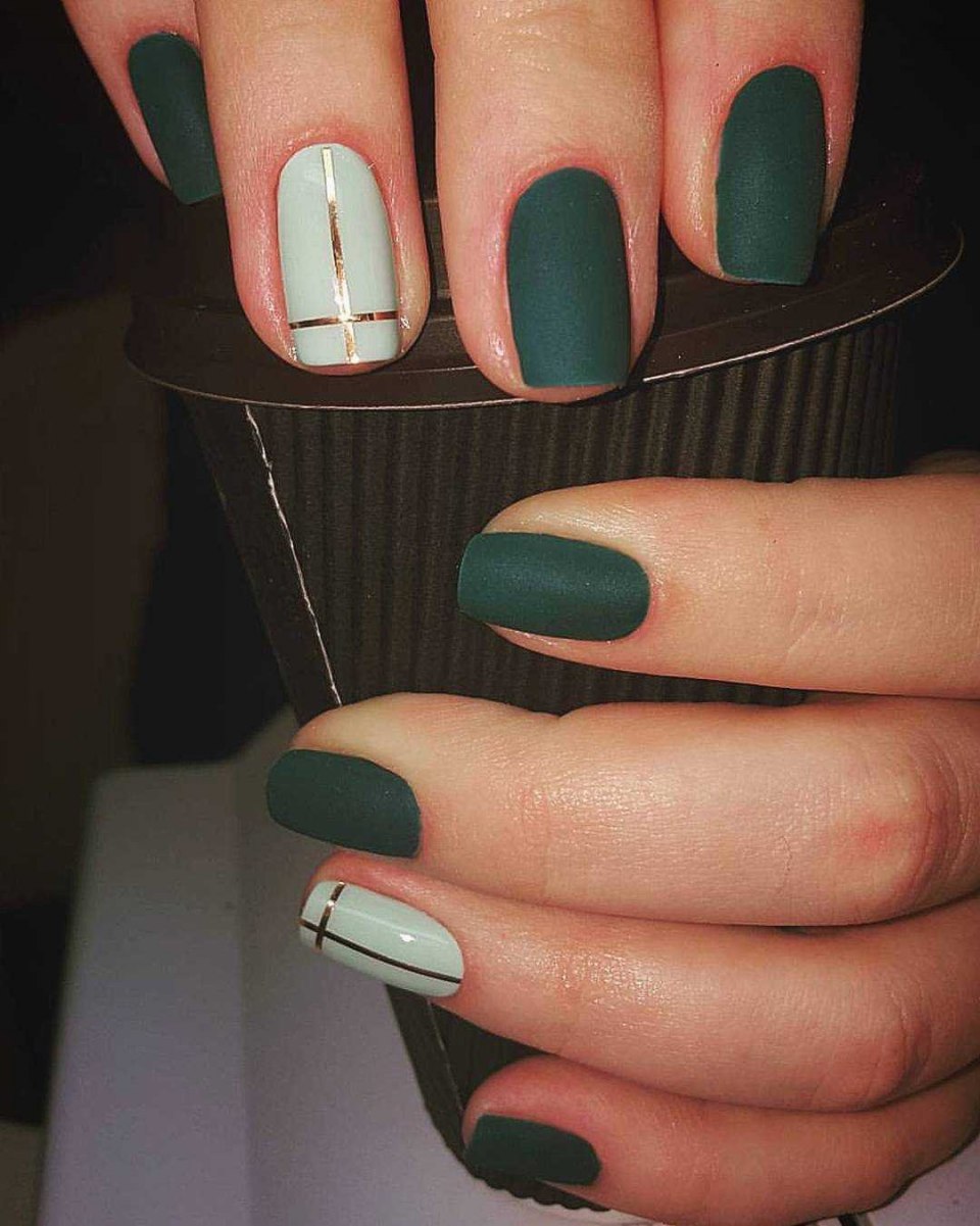 Зелёный матовый манекюр