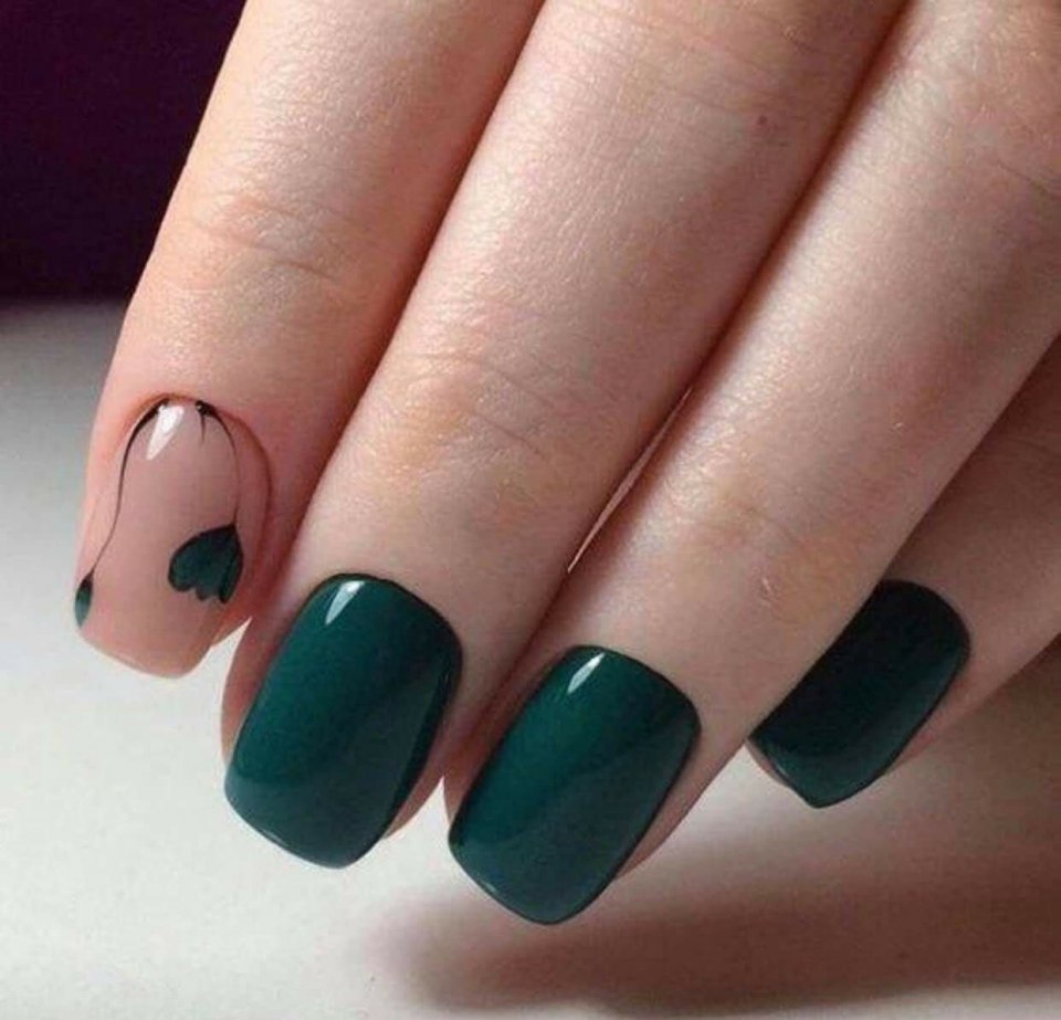 Темно-зеленый маникюр на короткие ногти