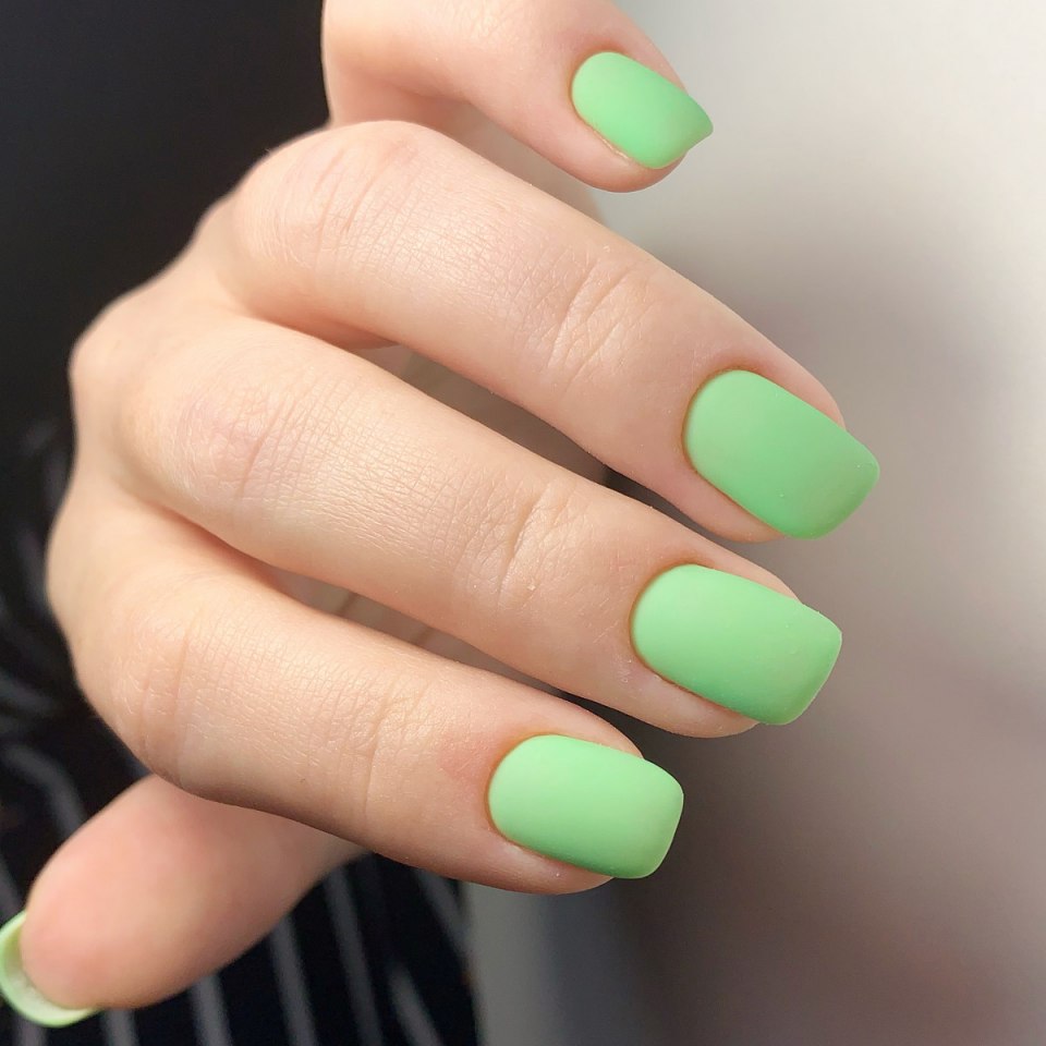 Маникюр травяной зеленый