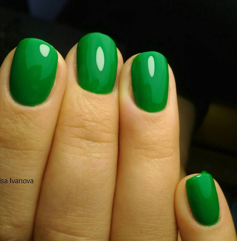 Зелёный маникюр на короткие ногти 2021