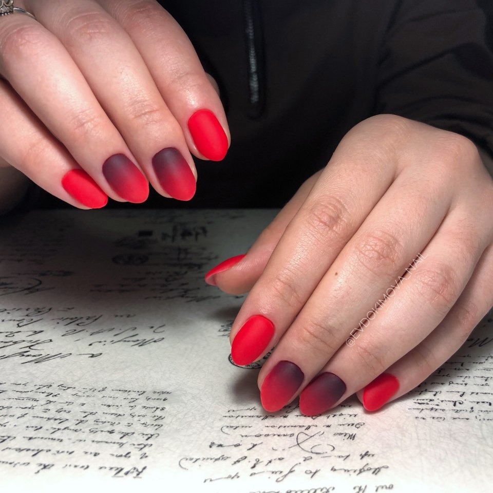 Матовый маникюр со слайдерами