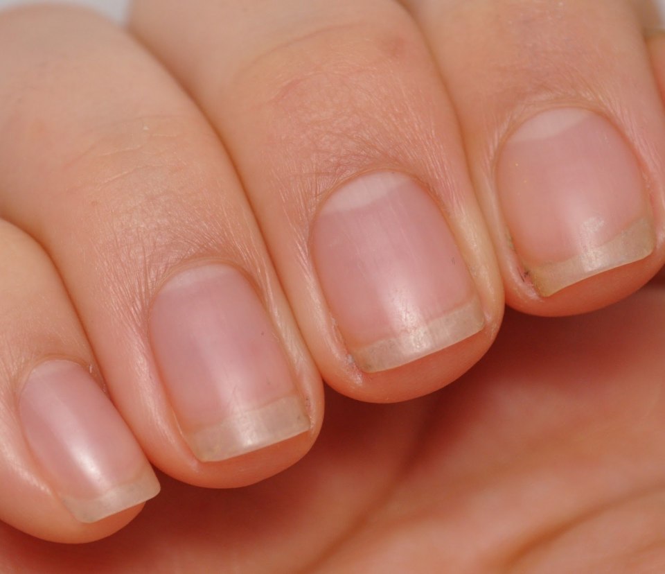 Маникюр бежевый с вязанием