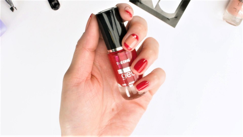 Темно-розовый маникюр с молочной базой и слайдерами