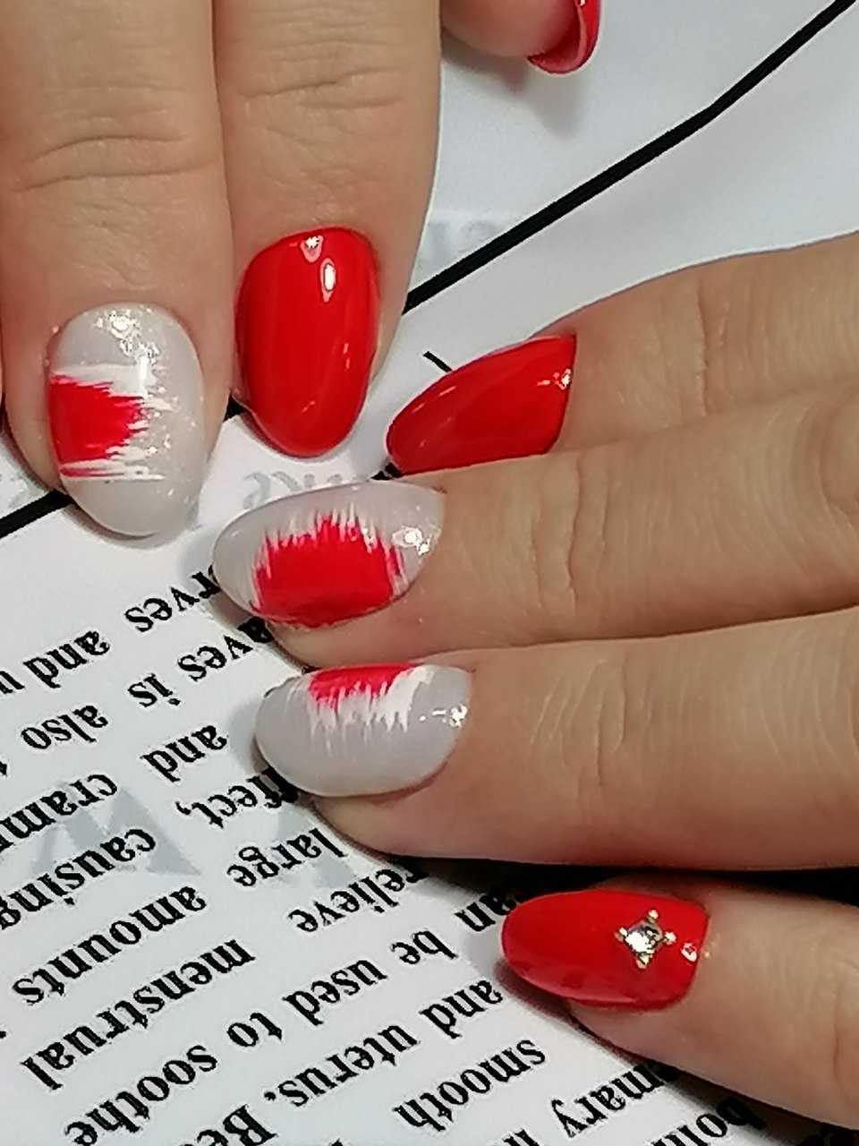 Маникюр глянцевые с листком