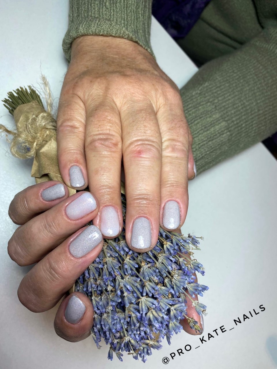 Девушка маникюрша