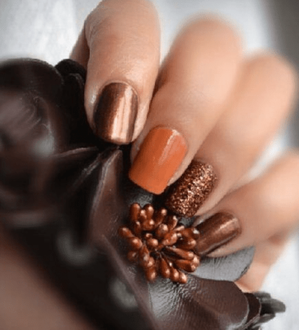 Коричневый лак для ногтей
