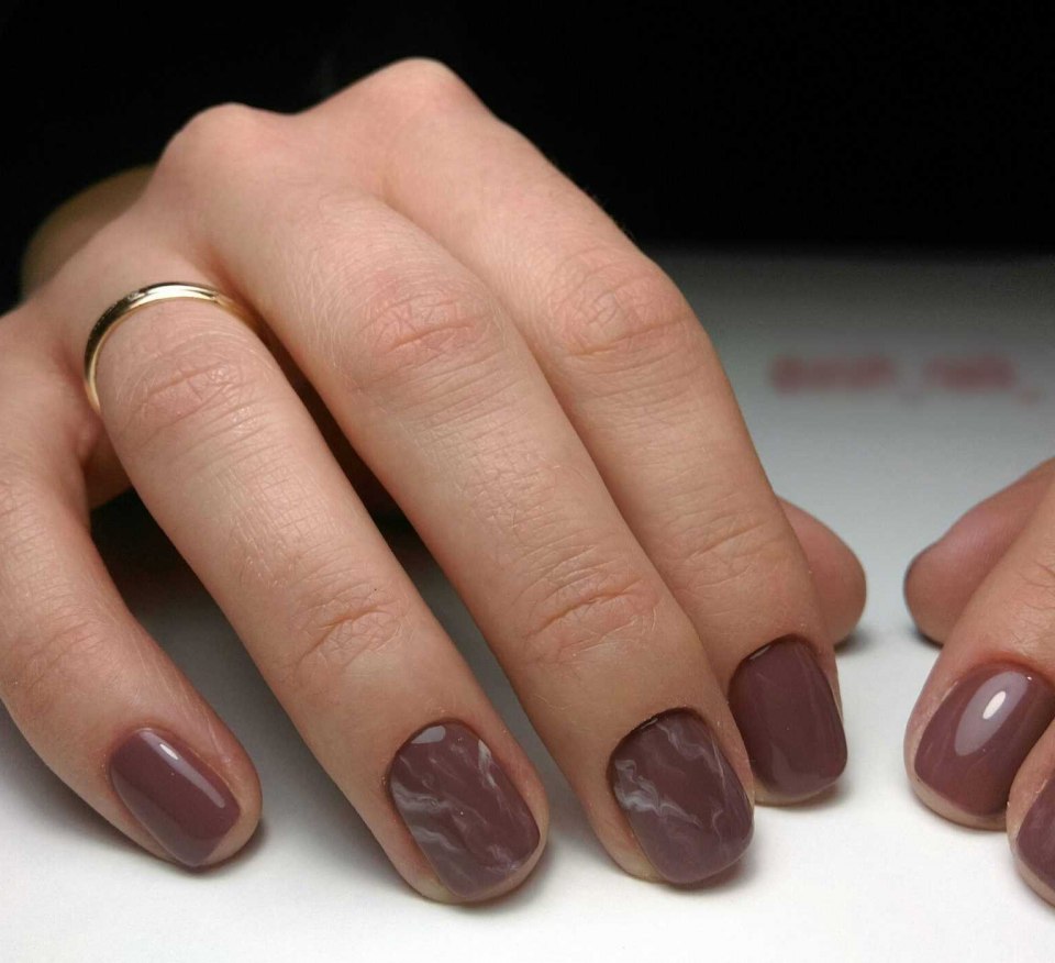 Фиолетово коричневый маникюр