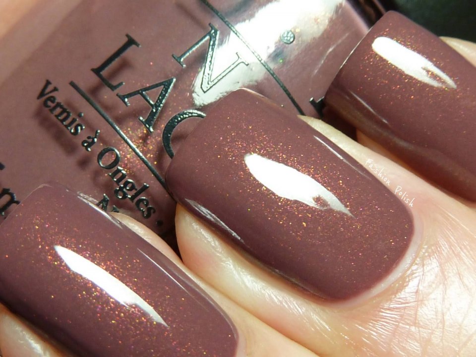 Бежевый матовый маникюр с золотом