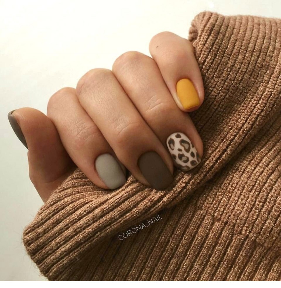 Коричневый маникюр