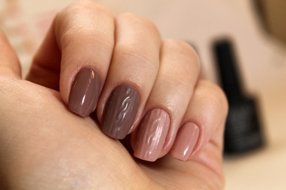 Маникюр шоколадного цвета с золотом