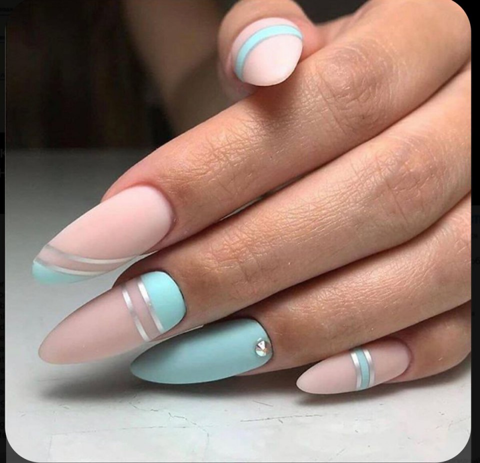 Нежно голубые ногти