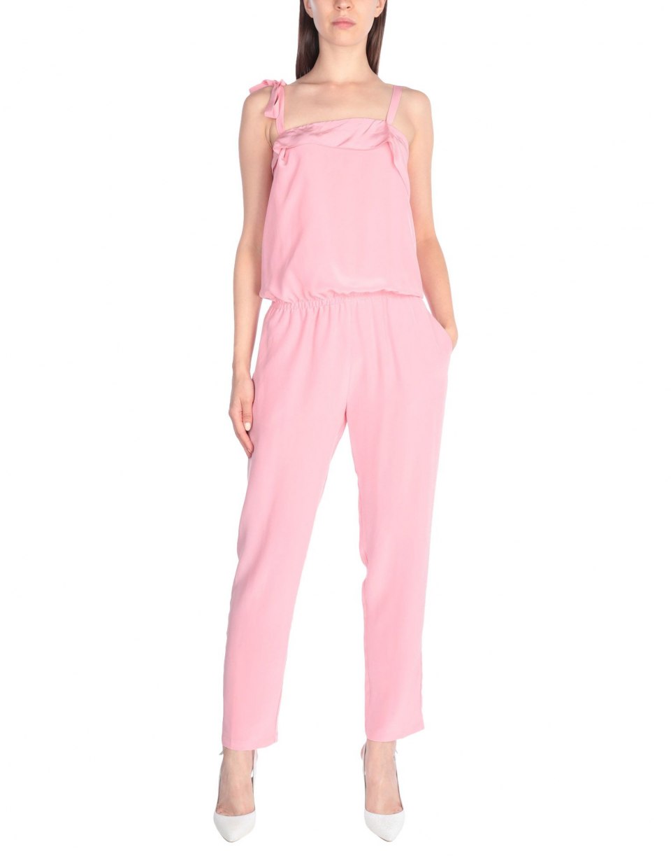 Ярко розовый комбинезон женский