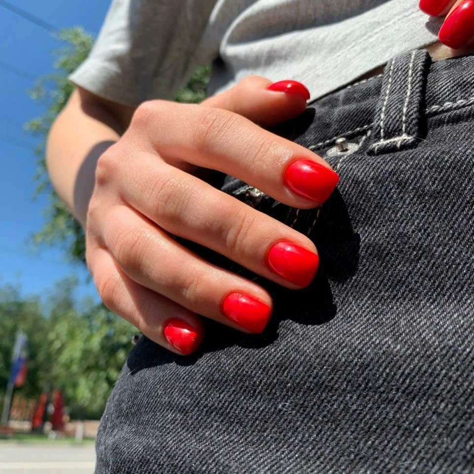 Маникюр на короткие ногти классический красный