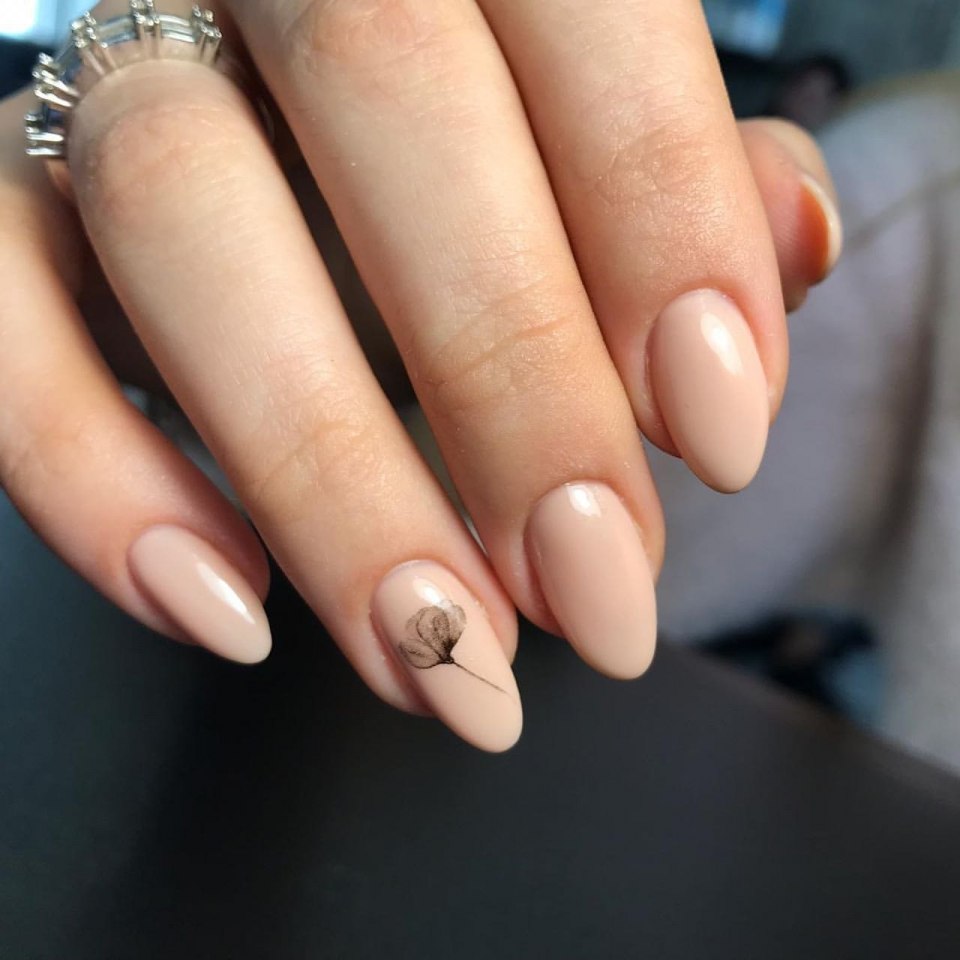 Нюдовый маникюр миндаль