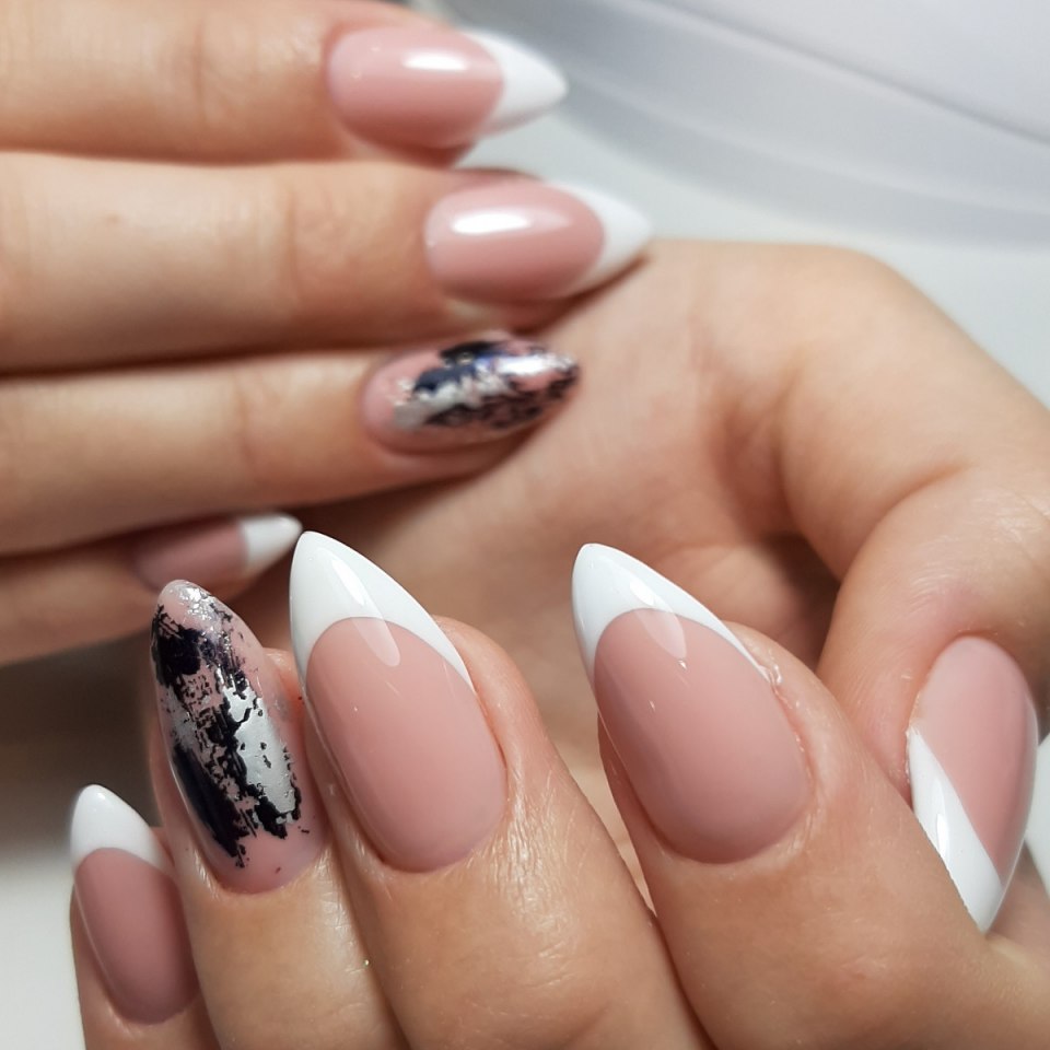 Нюдовый маникюр миндаль