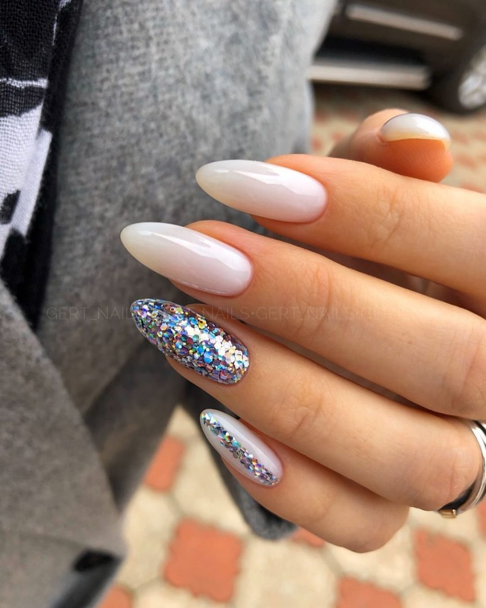 Розовый нюдовый маникюр миндаль