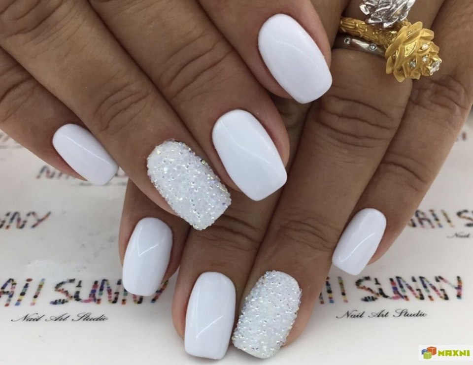 Модные белые ногти