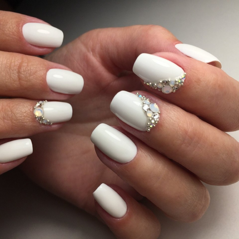 Белый маникюр со стразами