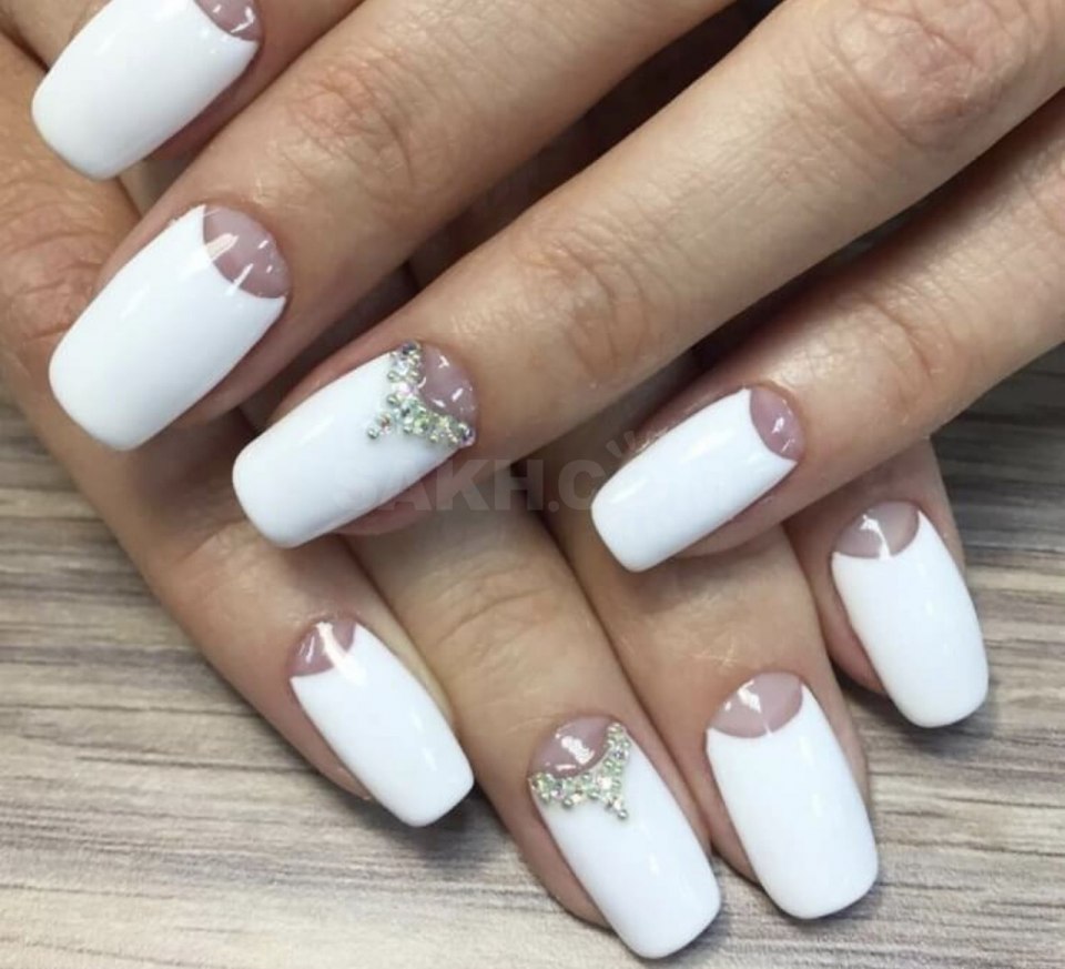 Белый маникюр с лунками