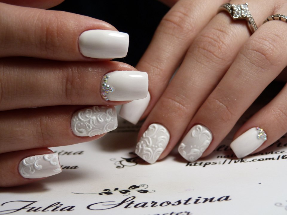Шикарный белый маникюр